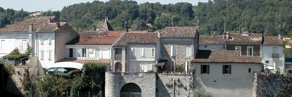 Maisons anciennes du bourg au bord de la Dordogne
